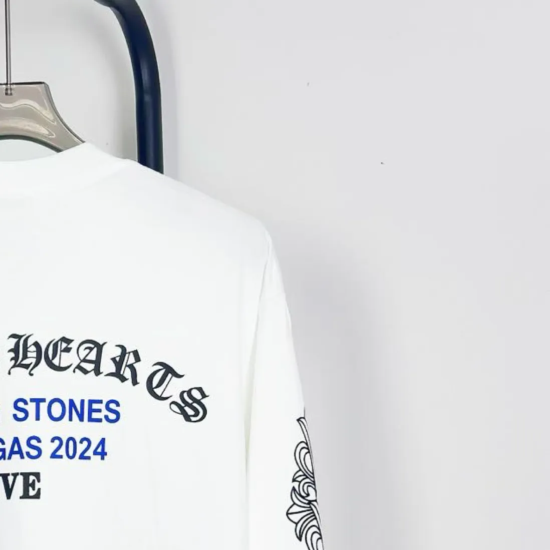 ：BB 37 𝑪𝒉𝒓𝒐𝒎𝒆 𝑯𝒆𝒂𝒓𝒕𝒔 Same Style Versatile t 1:1 ➕ ➕Yuan ➕logo g ， ， ，Breathable 。 ， ， 。 ， ， 。 ， ， ， ， ， ， ， 。 T ， ， ， ， Same Style。 ， ， 。 ：White Black Size：S-XL